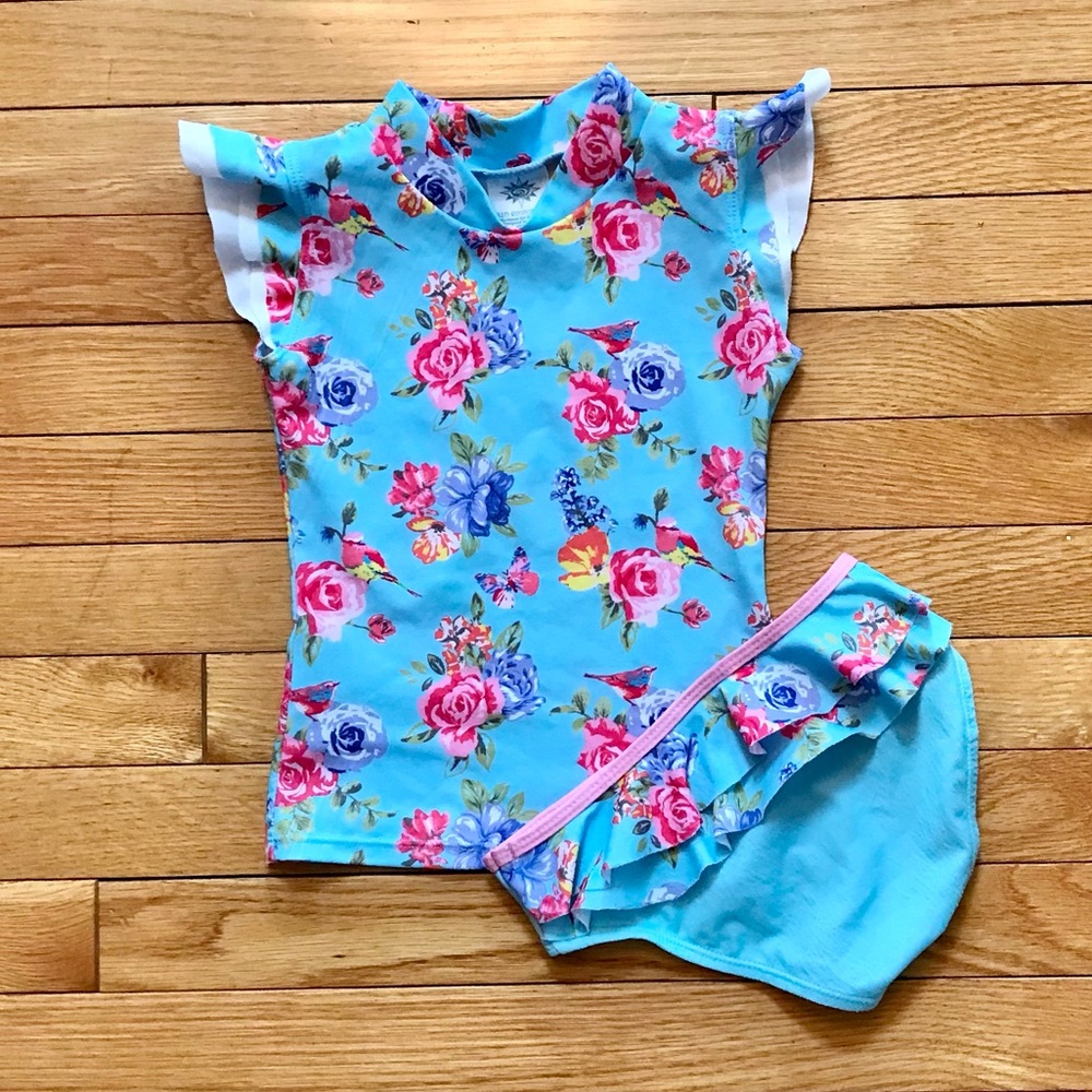 💙Sz 4 beautiful two piece floral swimsuit!